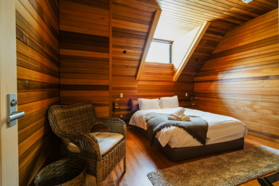 The first four-story well dry wood structure hotel in China was put into use