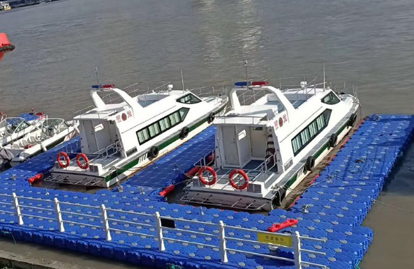 水上码头场地游艺设备浮筒 摩托皮艇用浮筒 码头高分子聚乙烯浮桥