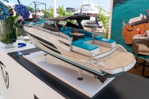 Fim 340 Regina enchants Venice, waiting for the 470’s debut