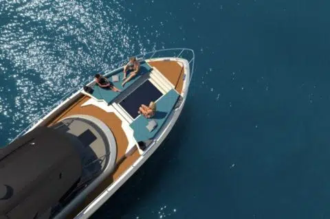 Fim 470 Regina: the boat with a pool in the bow
