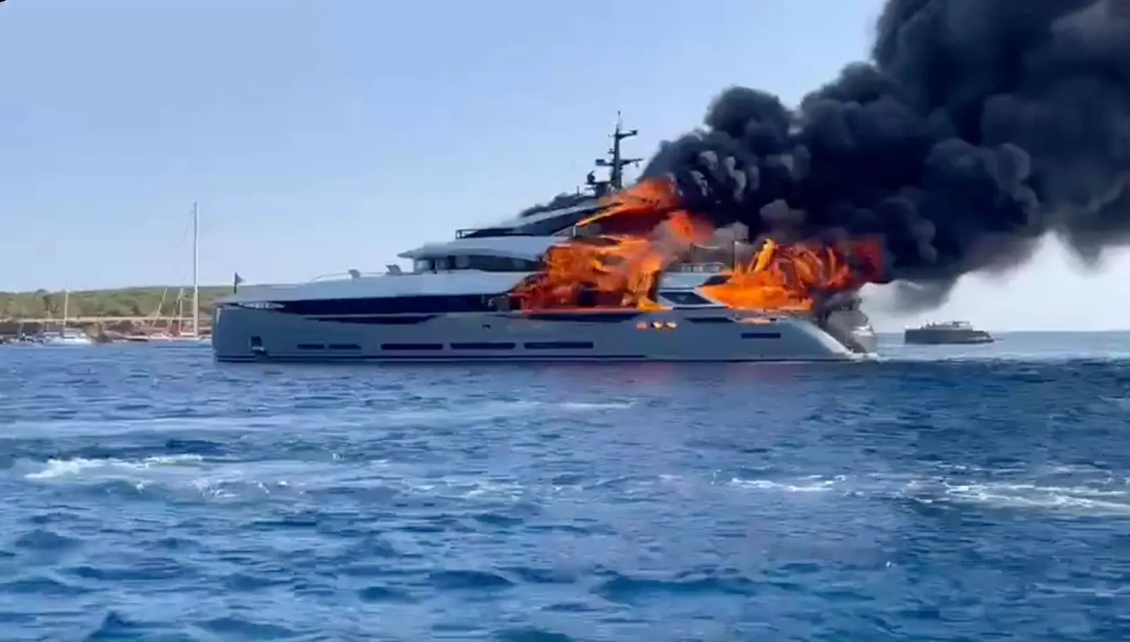 New 45m superyacht Aria SF destroyed in fire