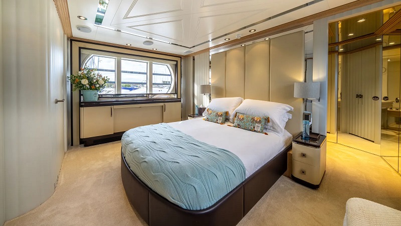 30m Feadship motor yacht La Mascarade for sale