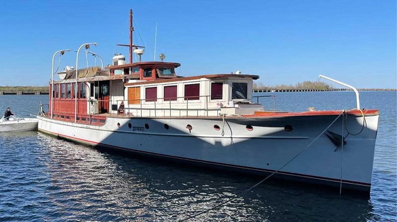 23m classic yacht Bougie goes up in flames in New Orleans