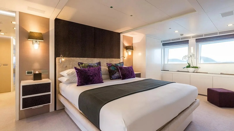 42m Kingship motor yacht Ocean's Seven sold