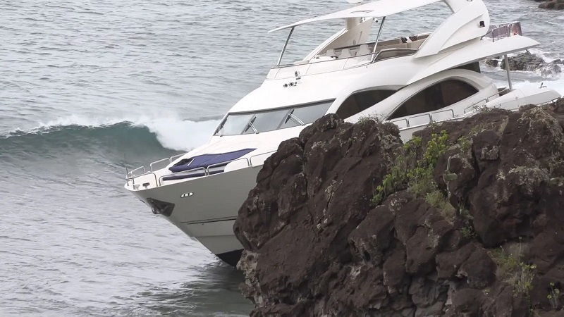 Grounded 28m Sunseeker yacht Nakoa sinks during salvage operation
