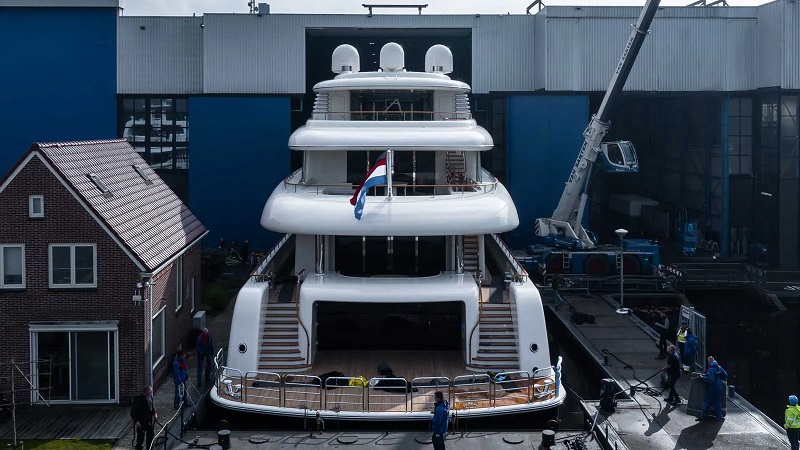 67m Feadship Project 823 begins sea trials