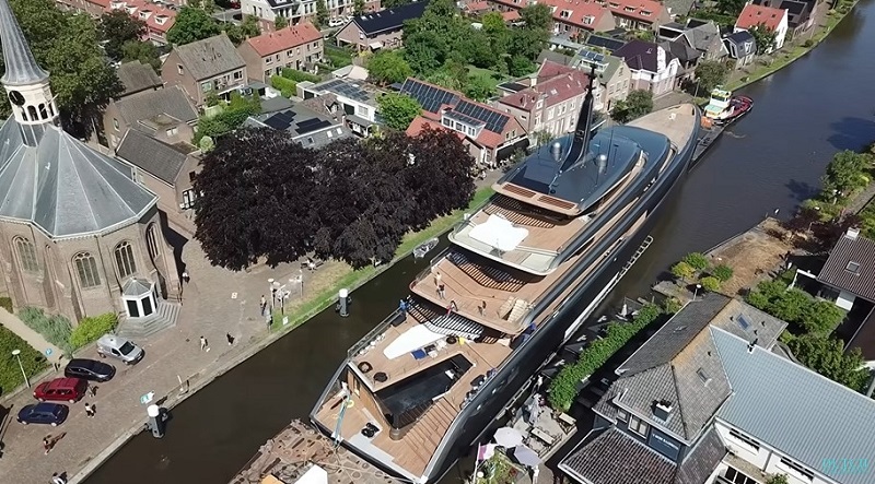 Feadship releases images of superyacht OBSIDIAN heading for sea trials