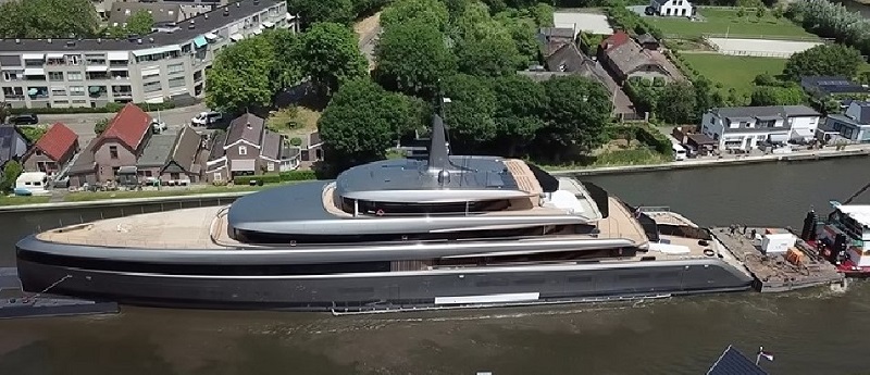 Feadship releases images of superyacht OBSIDIAN heading for sea trials
