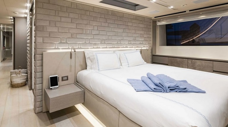 34m Sanlorenzo motor yacht Halcyon listed for sale