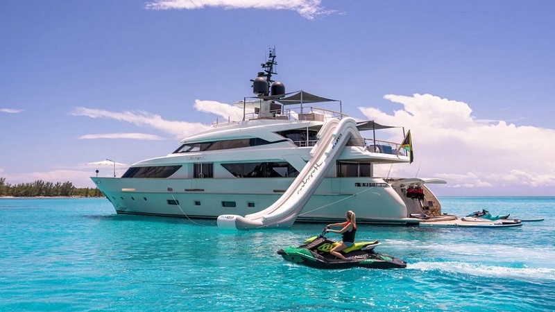 34m Sanlorenzo motor yacht Halcyon listed for sale