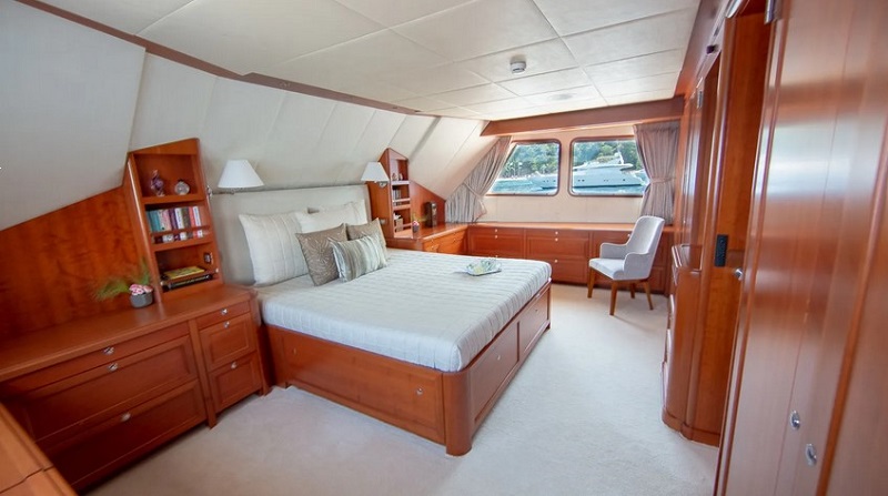 34m RMK motor yacht Cornelia joins market