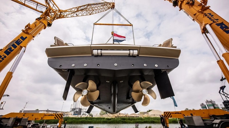 34m custom Van der Valk launched and named Pilot