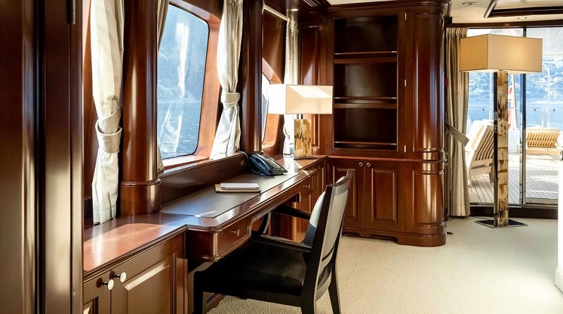 37m Benetti motor yacht Mi Amore Julia joins market