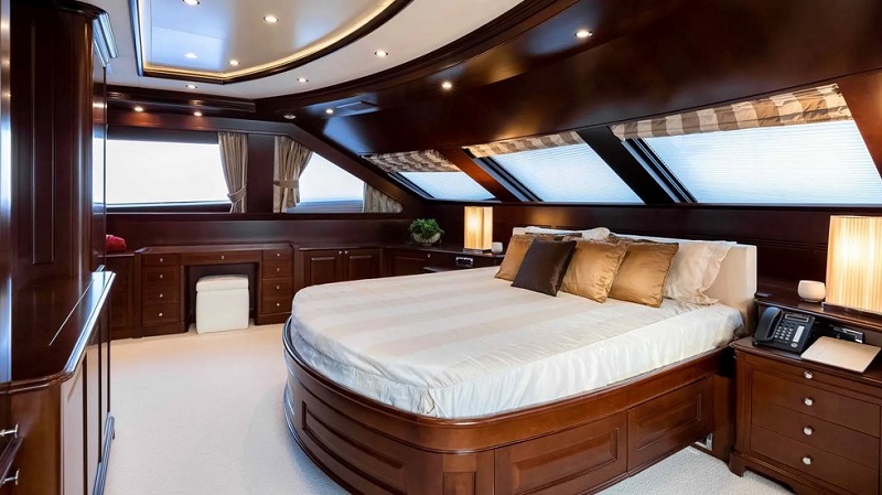 37m Benetti motor yacht Mi Amore Julia joins market