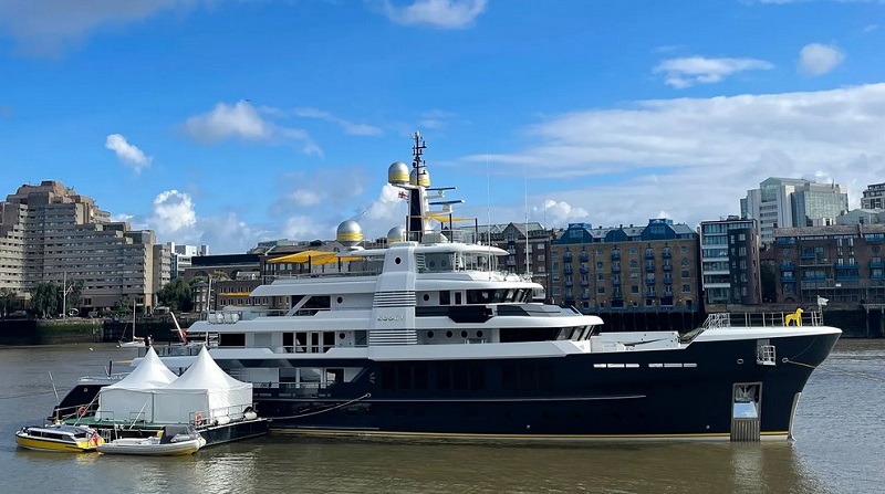64m Hakvoort explorer yacht Scout spotted in London