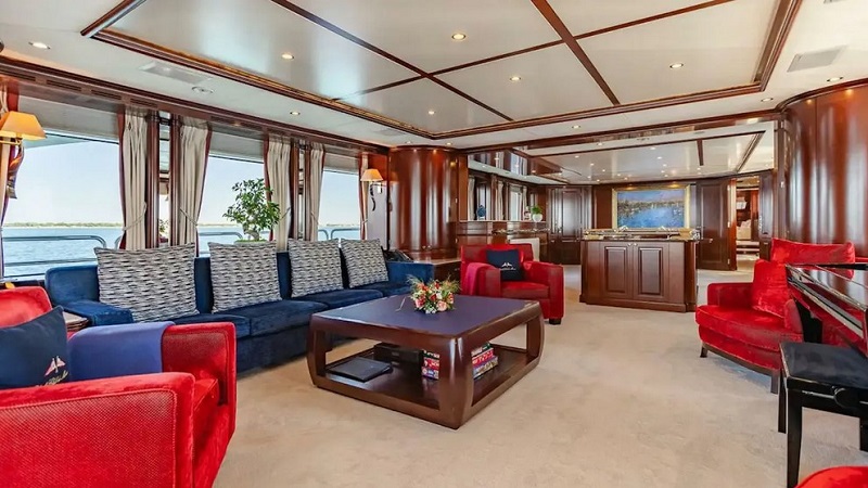 37m Benetti motor yacht Bunty listed for sale