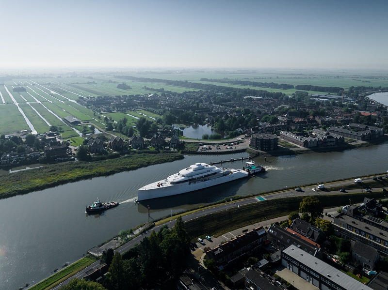 Project 824 On Her Way to Feadship Kaag Shipyard