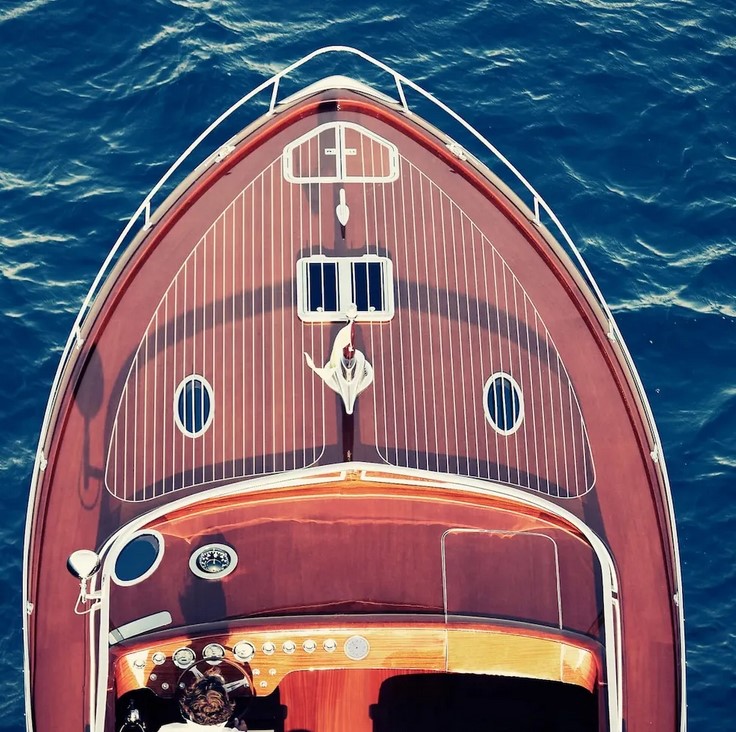 This Speedy 42-Foot Boat Blends Classic Wooden Design With a Modern Fiberglass Hull