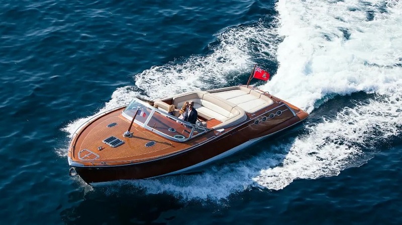 This Speedy 42-Foot Boat Blends Classic Wooden Design With a Modern Fiberglass Hull