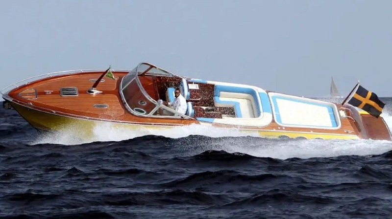 This Speedy 42-Foot Boat Blends Classic Wooden Design With a Modern Fiberglass Hull