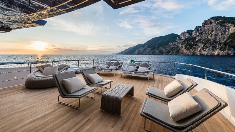 This Speedy 115-Foot Superyacht Comes With a Convertible Sky Lounge