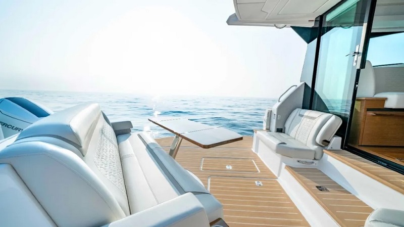 This New 48-Foot Cruiser Comes With a Lounge That Can Rotate 360 Degrees