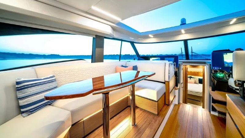 This New 48-Foot Cruiser Comes With a Lounge That Can Rotate 360 Degrees