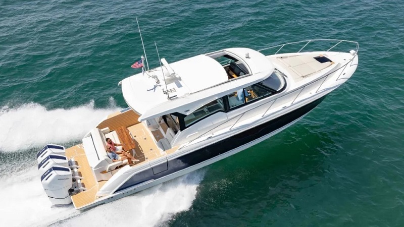 This New 48-Foot Cruiser Comes With a Lounge That Can Rotate 360 Degrees