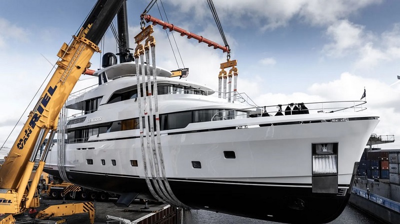 Fifth 37m Moonen Martinique Lumière launched