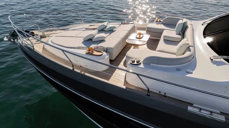 Azimut’s New 72-Foot Yacht Has One of the Largest Flybridges in Its Class. We Hopped Onboard.