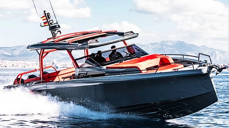 Brabus’s New Flagship Is a Loud, Speedy 45-Foot Dayboat. We Hopped Onboard.