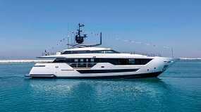 €450k price drop on 33m Custom Line motor yacht Étoile