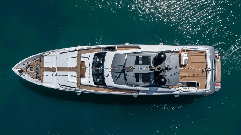 €450k price drop on 33m Custom Line motor yacht Étoile