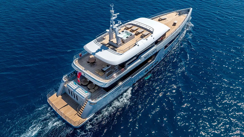 €1.3M price drop on 45m Versilcraft motor yacht Miss Candy