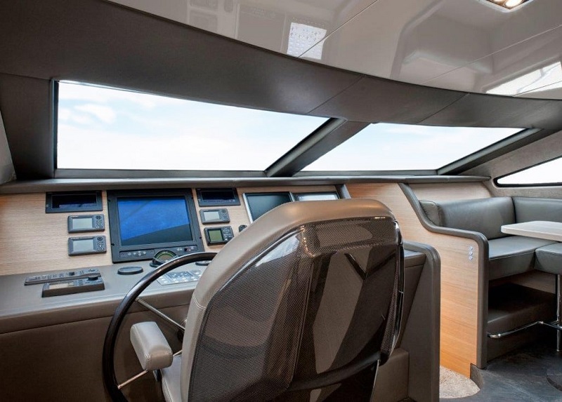 Helm seats for yachts: discovering the Besenzoni range with over 50 models