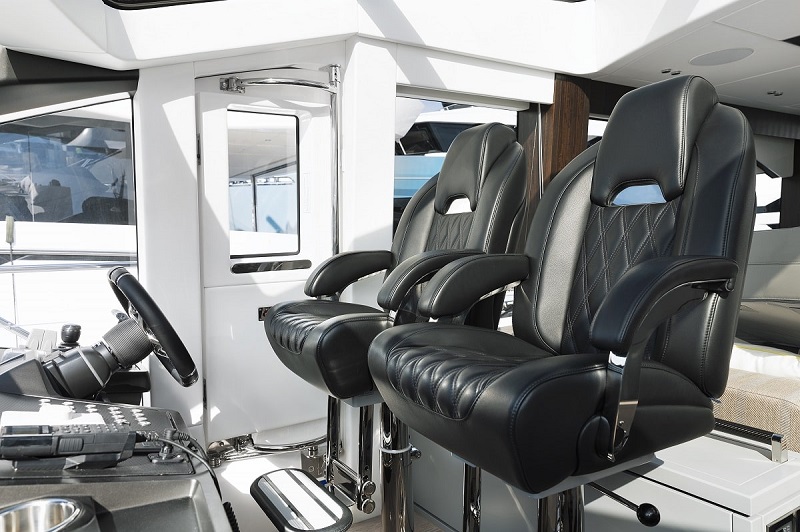 Helm seats for yachts: discovering the Besenzoni range with over 50 models