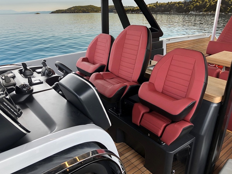 Helm seats for yachts: discovering the Besenzoni range with over 50 models