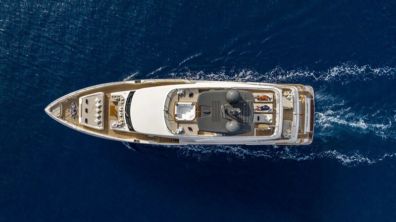 €500k price drop on 33m Custom Line motor yacht Mac One