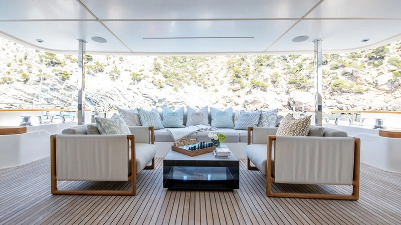 €500k price drop on 33m Custom Line motor yacht Mac One