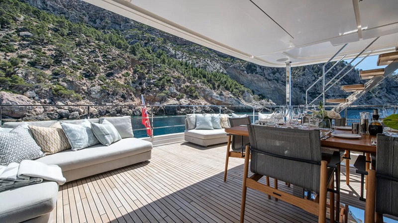 €500k price drop on 33m Custom Line motor yacht Mac One