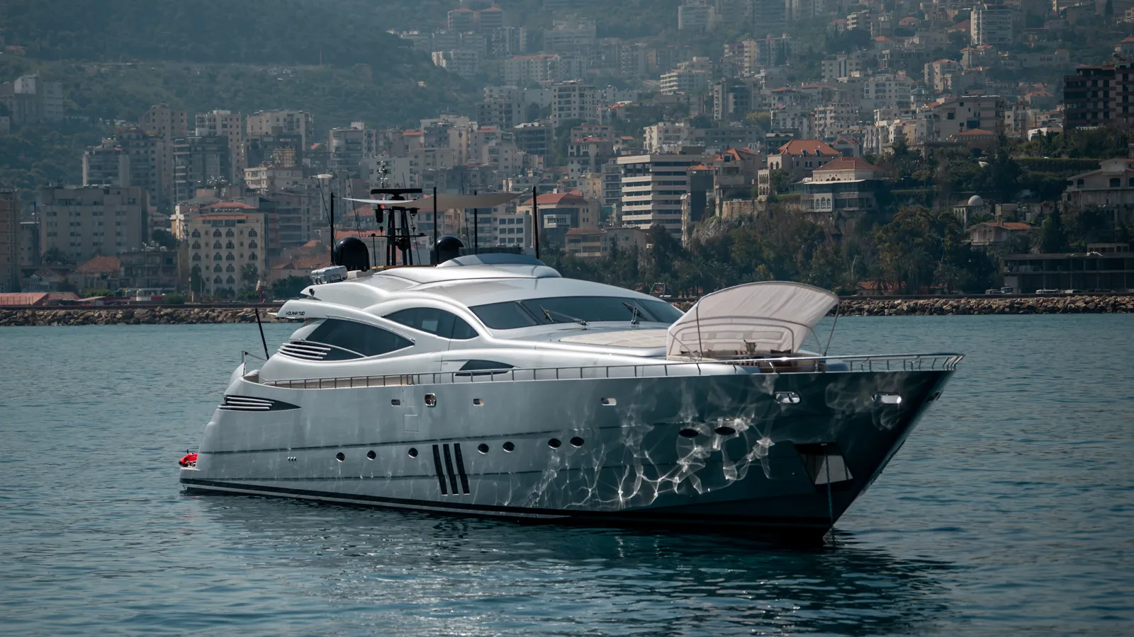 €550k price drop on 35m Pershing motor yacht Kolaha Two