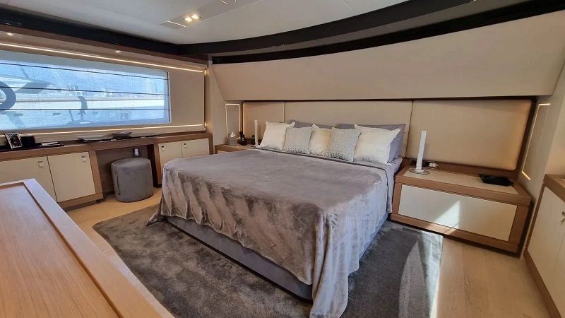28m Custom Line motor yacht Meridiana listed for sale
