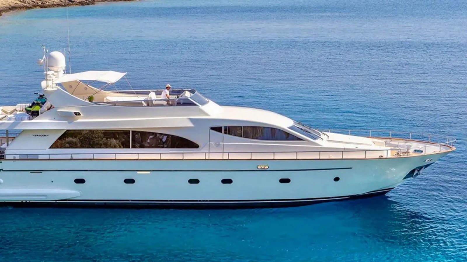 Fire damages 24m+ yacht in Sunny Isles Marina