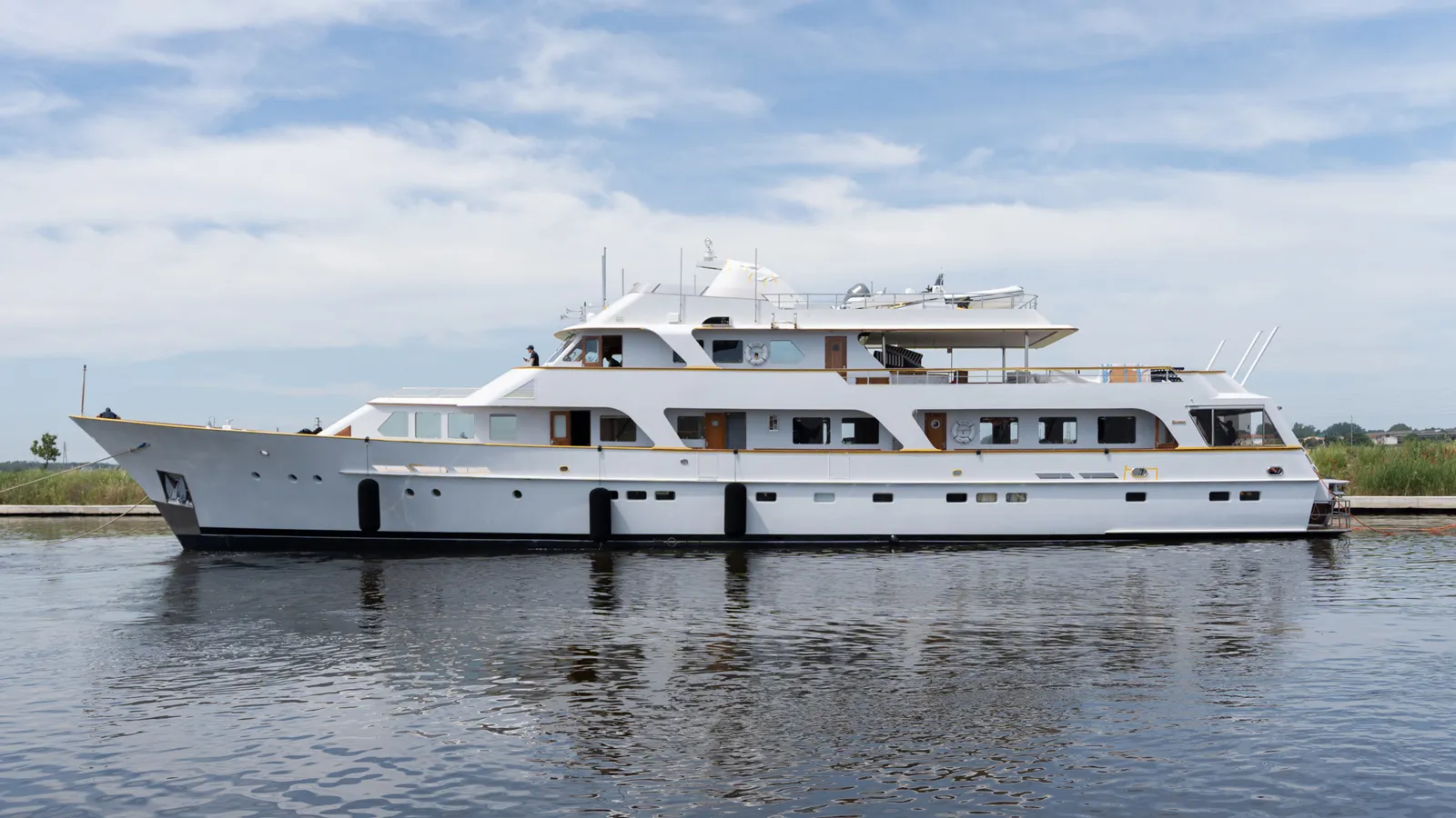 Refit division of Cantieri di Pisa redelivers 42m Feadship and 40m Perini Navi