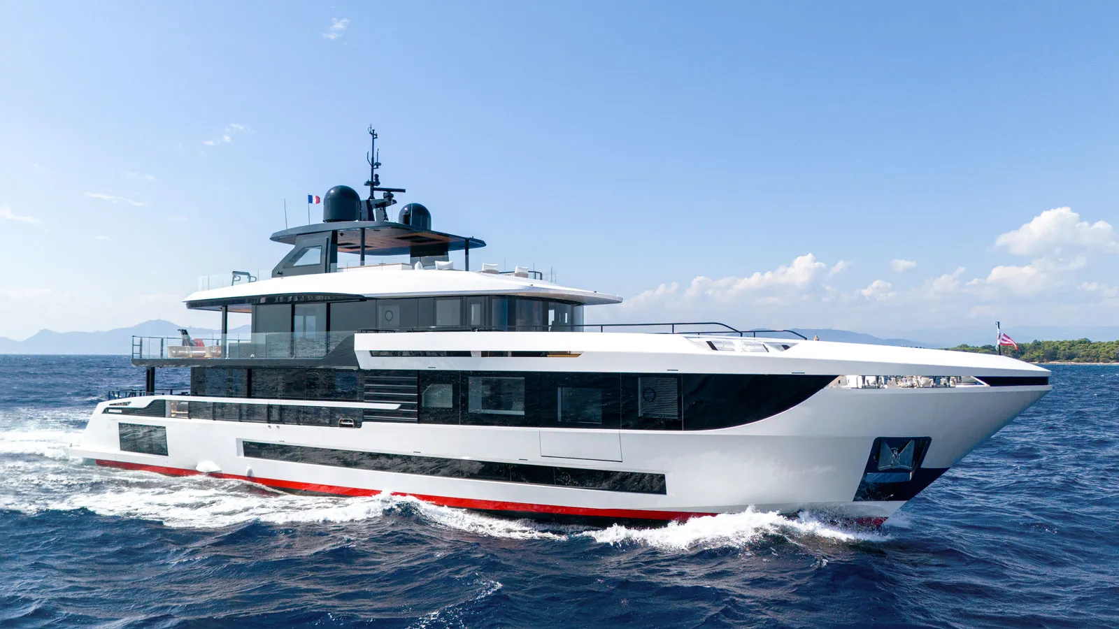 39m Mangusta yacht Mirage runs aground in Fort Lauderdale