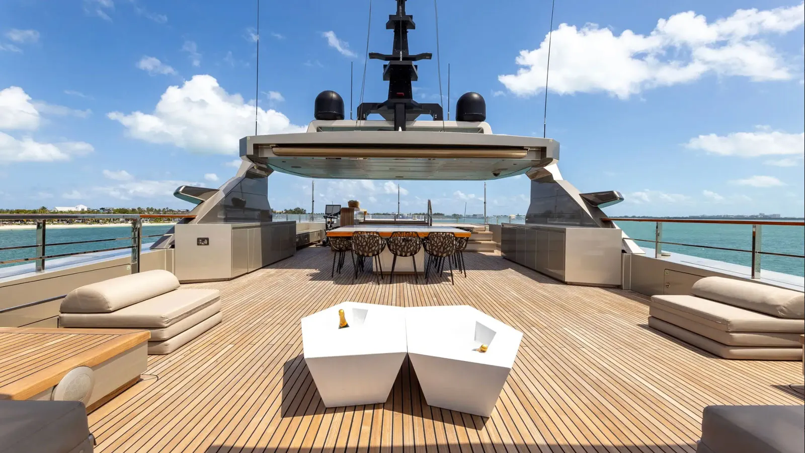 €500k price drop on 40m Admiral motor yacht Maverick