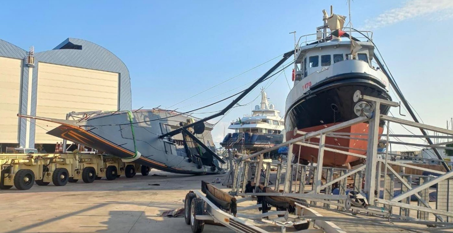 Wallyrocket51 Hull Damaged in Pesaro Yard Accident Wallyrocket51 Hull Damaged in Pesaro Yard Accident