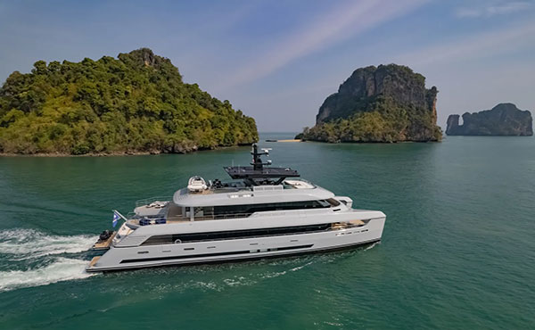 Further https://xeimg.jiagle.com/images/2025-11-05/LaNGhg55UJ7t8Jado2NaNYlZUqYmqZceFzqFfYhw.jpg.5M price reduction on 36m SilverYachts catamaran SpaceCat featured in The White Lotus