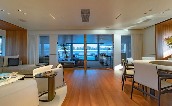 Further https://xeimg.jiagle.com/images/2025-11-05/ZCsADXIUjZmME0JlkS7X1Gs7TG0xiKK4hfYyUiPt.jpg.5M price reduction on 36m SilverYachts catamaran SpaceCat featured in The White Lotus