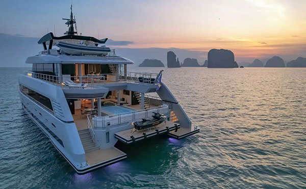 Further https://xeimg.jiagle.com/images/2025-11-05/znKzxVOIFh8k0tgdv8dd3H1PFLAKKEHOdlXolrpn.jpg.5M price reduction on 36m SilverYachts catamaran SpaceCat featured in The White Lotus